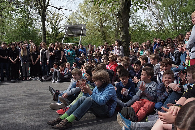 Alle Schülerinnen und Schüler und alle Lehrerinnen und Lehrer sind auf dem Schulhof versammelt und nehmen an der Veranstaltung teil. © Jutta Lohaus