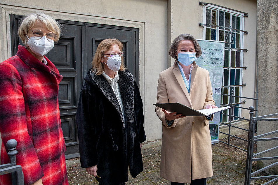 Ministerin Ina Scharrenbach, Prof. Dr. Marie-Theres Wacker, Regierungspräsidentin Dorothee Feller © Foto: Peter Leßmann