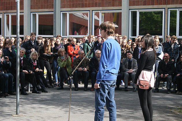 Lauritz Hahn und Nefeli Kurt erinnern an die schrecklichen Ereignisse des Pestpogroms im Jahre 1350 in Münster © Jutta Lohaus