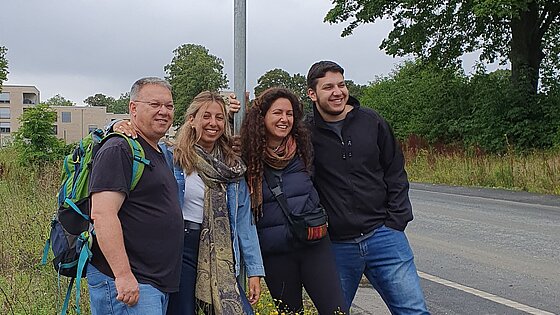 Familie Zoran vor dem Straßenschild "Nanny-Katz-Weg" © Verein zur Förderung des zur Jüdischen Friedhofs Münster e.V.