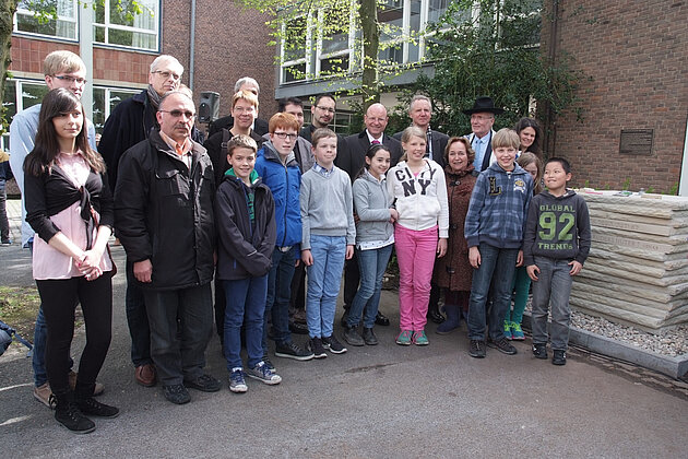 Gemeinschaftsfoto der Gäste mit Schülerinnen und Schülern der Schule © Jutta Lohaus