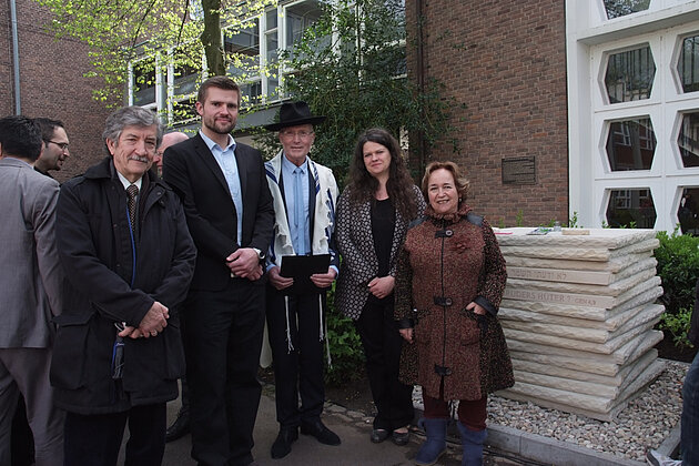 Erinnerungsfoto vor dem Gedenkstein (Herr Voloj, Herr Deibert, Herr Fehr, Frau Seggewiß und Frau Voloj) © Jutta Lohaus