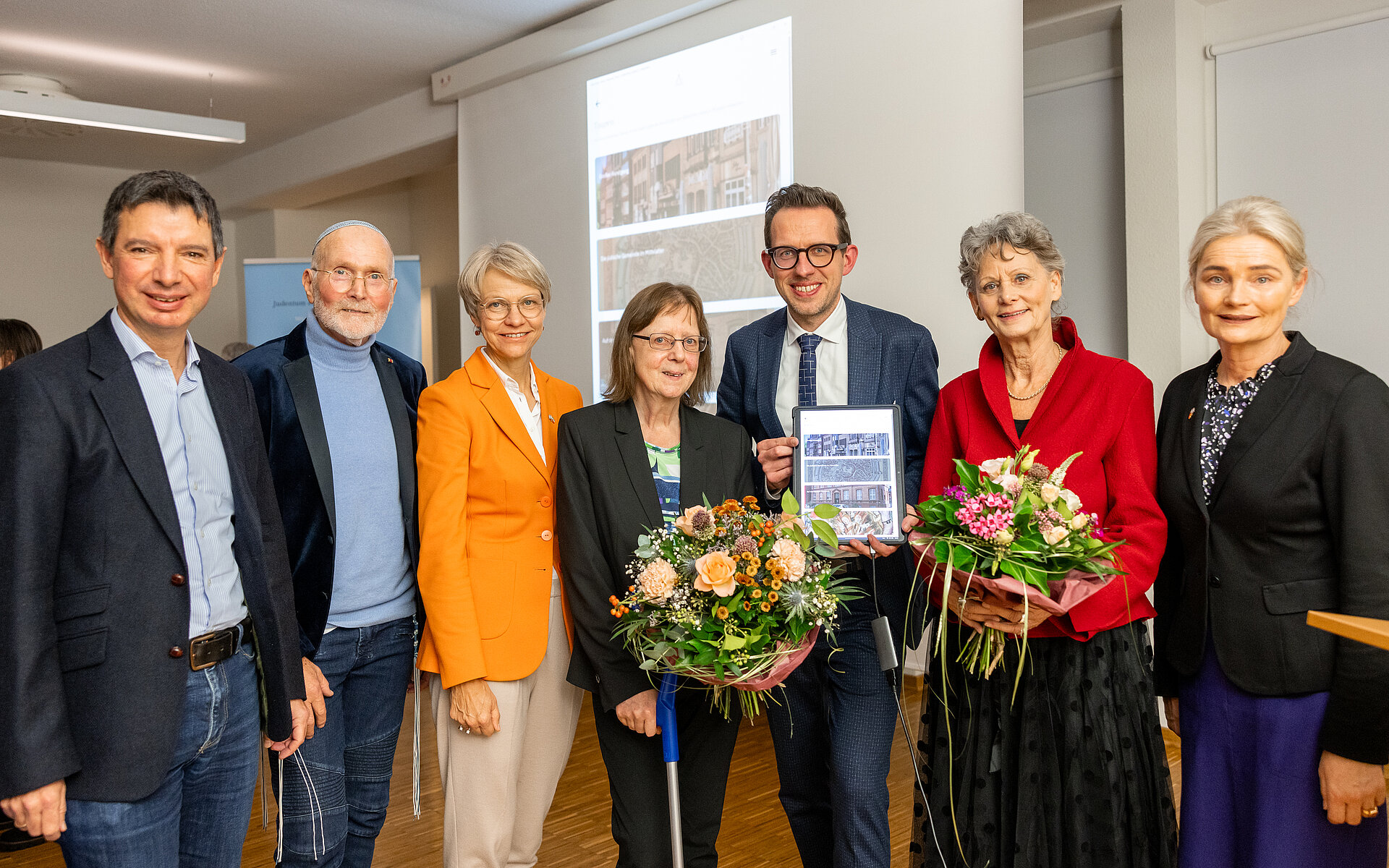 Prof. Dr. Johannes Schnocks, Sharon Fehr, Ministerin Dorothee Feller, Prof. Dr. Marie-Theres Wacker, Dipl.-Theol. Ludger Hiepel M.A., Hiltrud Hadassah Geburek, Bürgermeisterin Angela Stähler © Foto: Peter Leßmann