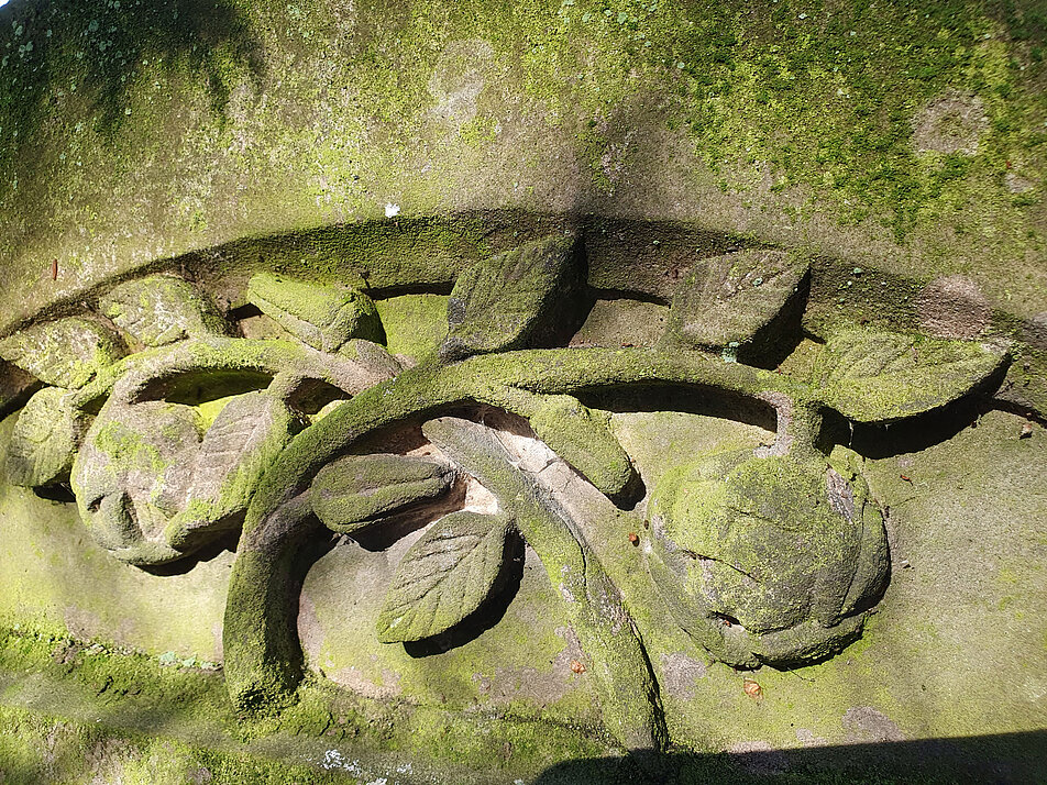 Geknickte Rose auf dem Grabstein von Hermann Steinberg (R116)