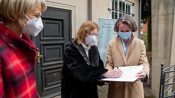 Ministerin Ina Scharrenbach, Prof. Dr. Marie-Theres Wacker, Regierungspräsidentin Dorothee Feller © Foto: Peter Leßmann