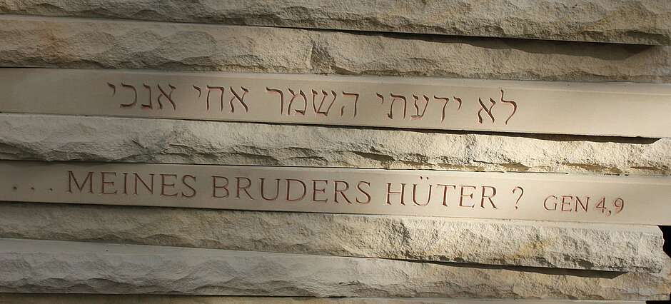Inschrift des Gedenkssteins © Birgit Seggewiß