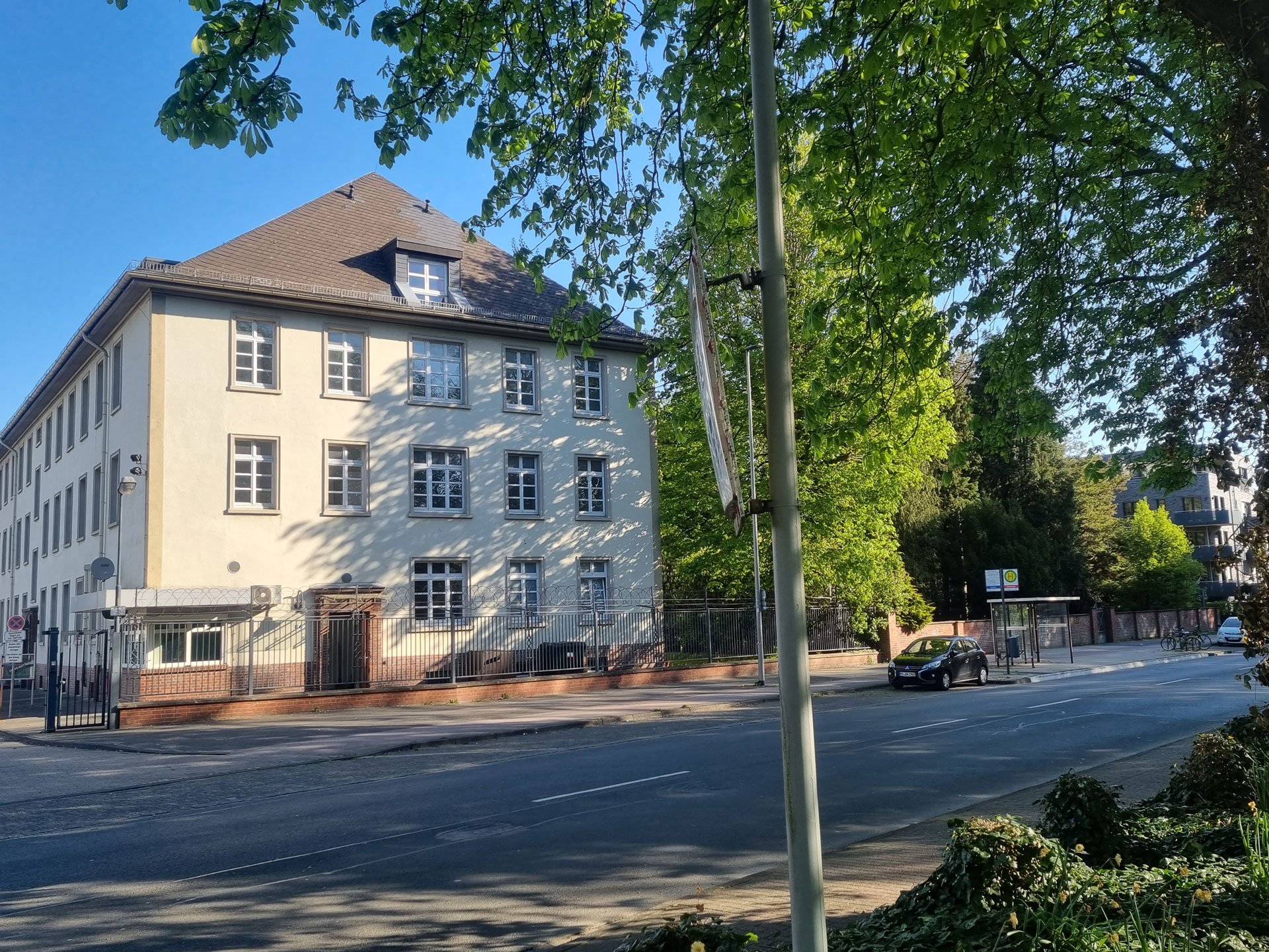 Blücher-Kaserne; im Hintergrund schließt sich die Friedhofsmauer an Blücher-Kaserne; im Hintergrund schließt sich die Friedhofsmauer an