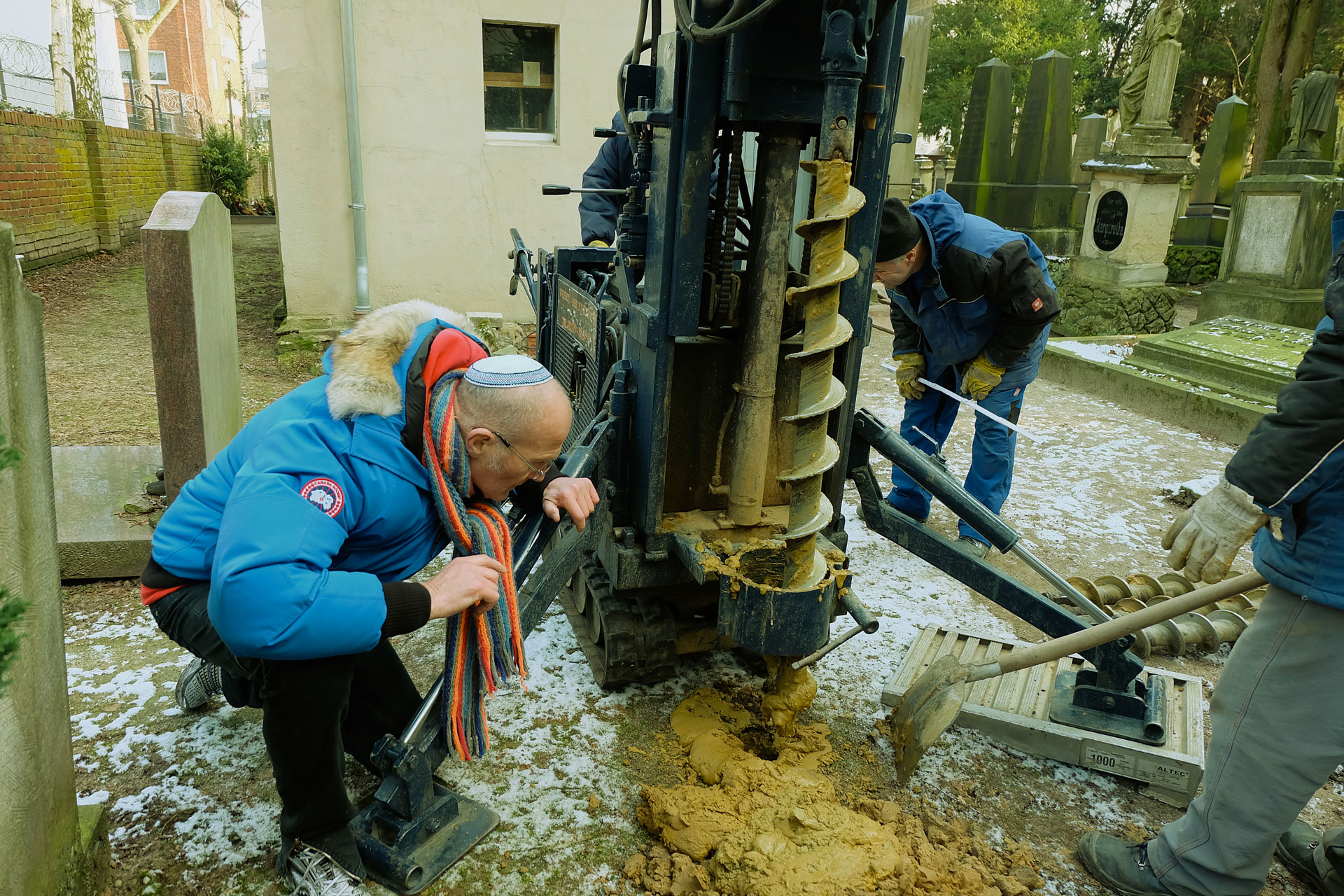 Bohrprobe zur Sicherung unbelegter Flächen auf dem Friedhof