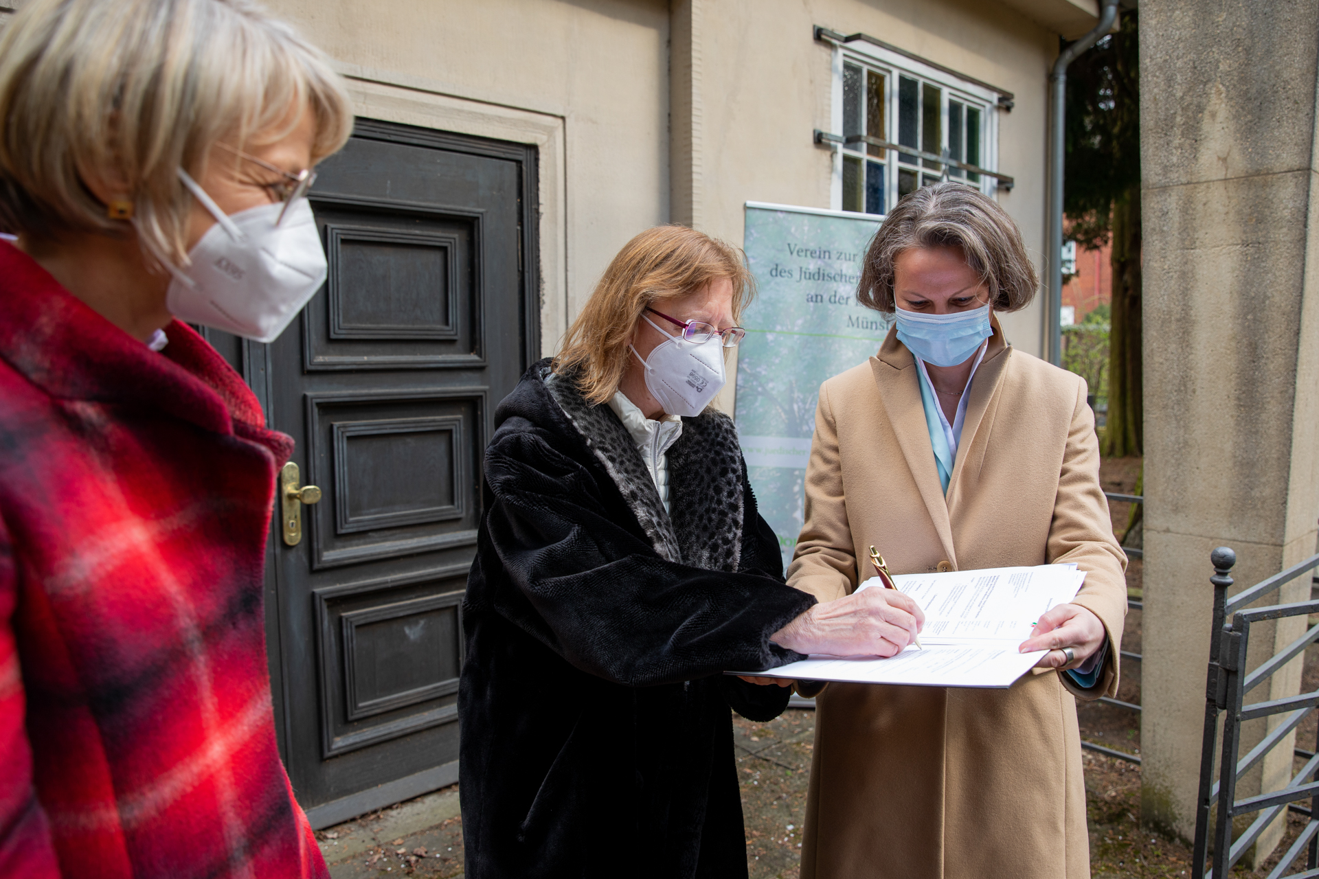 Ministerin Ina Scharrenbach, Prof. Dr. Marie-Theres Wacker, Regierungspräsidentin Dorothee Feller © Foto: Peter Leßmann